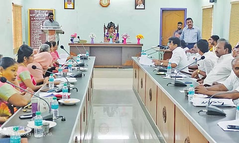 சீர்காழியில் நகர்மன்ற கூட்டம் நடந்தது.