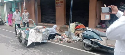 மேட்டுப்பாளையத்தில் மகன்களுடன் சேர்ந்து குப்பை அள்ளிய தி.மு.க கவுன்சிலர்