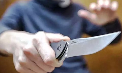 கிராம நிர்வாக அலுவலகத்தில் புகுந்து ஊழியரை கத்தியால் வெட்ட முயற்சி