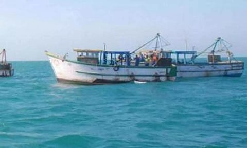 சென்னை கடல் பகுதியில் விசைப் படகில் வந்த மயிலாடுதுறையை சேர்ந்த 14 பேரை சிறை பிடித்த காசிமேடு மீனவர்கள்