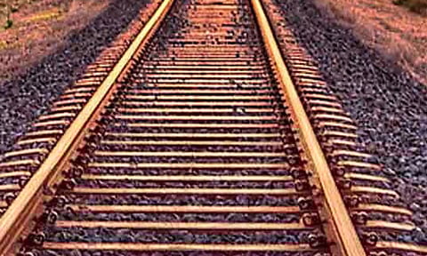 காதலியுடன் ஏற்பட்ட தகராறில் விபரீத முடிவு- எக்ஸ்பிரஸ் ரெயில் முன்பு பாய்ந்து சென்னை என்ஜினீயர் தற்கொலை