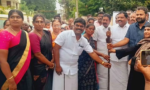 திருப்பூர் மாவட்ட 4ம் மண்டல தலைவர் இல.பத்மநாபன் பூமி பூஜை செய்து பணிகளை தொடங்கி வைத்தக் காட்சி.