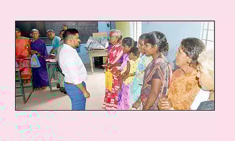 மகாராஜபுரத்தில் கலைஞர் மகளிர் உரிமை திட்டத்தில் பயன்பெற விண்ணப்ப பதிவு முகாம் நடைபெற்று வருவதை மாவட்ட கலெக்டர் ஜெயசீலன் ஆய்வு செய்தார்.