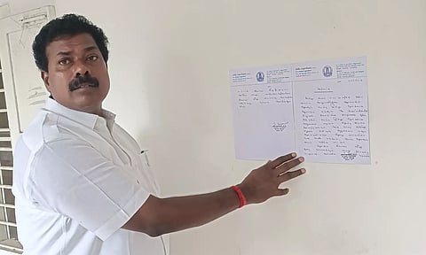 பொதுப்பணித்துறை அலுவலகத்தில் சதாசிவம் எம்.எல்.ஏ. நோட்டீஸ் ஒட்டிய காட்சி.