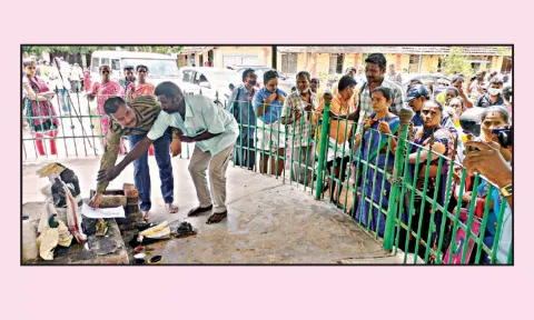 பிள்ளையாரிடம் மனு கொடுத்த மாற்றுத்திறனாளிகள்