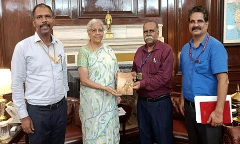 மத்திய மந்திரி நிர்மலா சீதாராமனை தொல்லியல் ஆய்வாளர்கள் சந்தித்து பேசியபோது எடுத்த படம்.