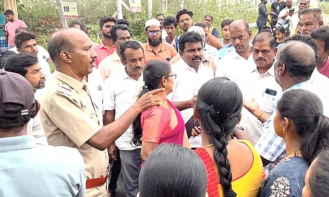 மேட்டுப்பாளையம், காரமடையில் அடிப்படை வசதிகள் கேட்டு 200-க்கும் மேற்பட்ட பெண்கள் சாலைமறியல்