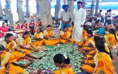உண்டியல் எண்ணும் பணியை அறங்காவலர் குழு தலைவர் அருள் முருகன் பார்வையிட்ட போது எடுத்த படம்.
