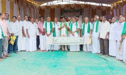 போராட்டத்தில் ஈடுபட்டவர்களை படத்தில் காணலாம்.