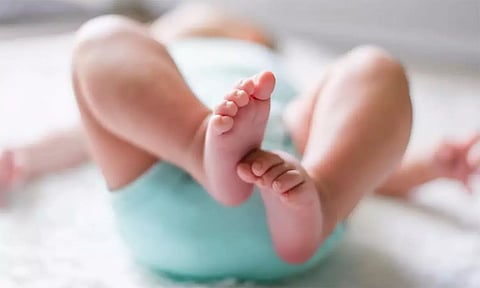 பிஞ்சுக் குழந்தையின் கன்னம் சிவக்கும்வரை அறைந்த கொடூர தந்தை.. வீடியோவை பார்த்து கொந்தளித்த நெட்டிசன்கள்