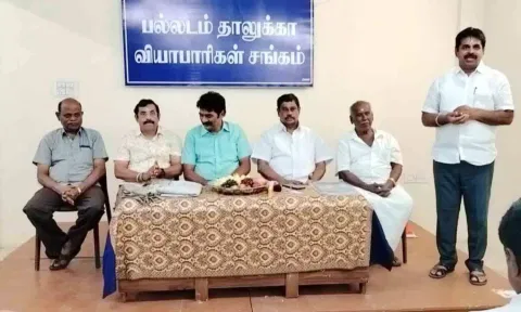 நன்கொடை வழங்கிய வியாபாரிகளை கவுரவிக்கும் விழாவில் பங்கேற்றவர்கள்.