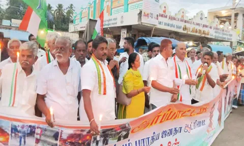 ஆர்ப்பாட்டத்தில் ஈடுபட்ட காங்கிரஸ் கட்சியினர்.