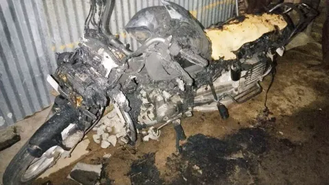 மோட்டார் சைக்கிள் பெட்ரோல் ஊற்றி எரிப்பு