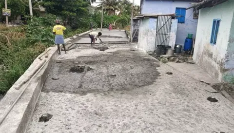 பள்ளிபாளையம் நகராட்சியில்அளவு குறைவாக அமைக்கப்பட்ட கான்கீரிட் சாலை