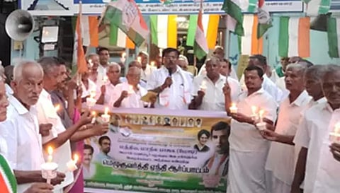 பரமத்திவேலூரில் மெழுகுவர்த்தி ஏந்தி காங்கிரசார் ஆர்ப்பாட்டம்.