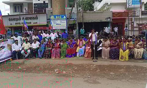 விடுதலை சிறுத்தைகள் கட்சியினர் ஆர்ப்பாட்டத்தில் ஈடுபட்ட காட்சி