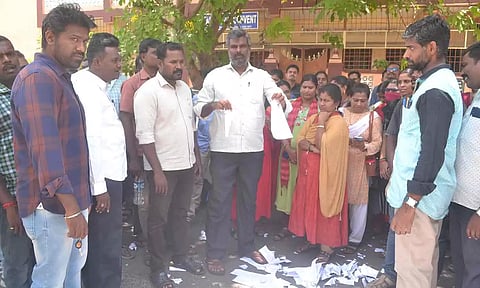 &nbsp;அமைச்சக ஊழியர்கள்  போராட்டம் நடத்திய காட்சி.&nbsp;