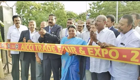 கண்காட்சியை அமைச்சர் கீதாஜீவன் தொடங்கி வைத்த காட்சி. அருகில் அகில இந்திய வர்த்தக தொழில் சங்கத் தலைவர் டி.ஆர்.தமிழரசு, வர்த்தக கண்காட்சி மற்றும் பொருள்காட்சித் தலைவர் ஜி.பி.ஜோ பிரகாஷ் உள்ளனர்.
