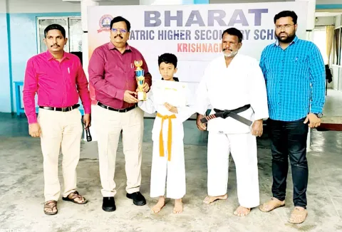 வெற்றி பெற்ற மாணவரை பாரத் கல்வி குழுமங்களின் நிறுவனர் மணி பாராட்டினார்.
