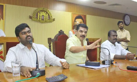 மாநகராட்சி கூட்டத்தில் மேயர் சரவணன் ஆவேசமாக பேசிய காட்சி. அருகில் துணை மேயர் கே.ஆர்.ராஜூ, மாநகராட்சி கமிஷனர் சிவகிருஷ்ணமூர்த்தி உள்ளனர்.