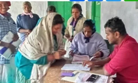 மகளிர் உரிமை  தொகை திட்ட முகாமில் விண்ணப்பித்த பெண்கள்.
