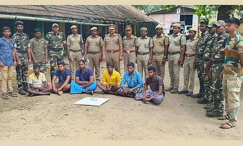 கைதானவர்களை படத்தில் காணலாம்