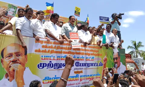 2-வது சுரங்க விரிவாக்கத்துக்கு எதிர்ப்பு: என்.எல்.சி.யை பா.ம.க.  முற்றுகையிட்டு போராட்டம்