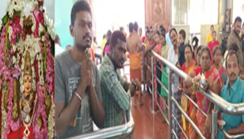 நாமக்கல் பலப்பட்டறை மாரியம்மன் கோவிலில் அம்மன் சந்தனகாப்பு அலங்காரத்தில் அருள்பாலிப்பதையும், திரளான பக்தர்கள் சாமி தரிசனம் செய்வதையும் படத்தில் காணலாம்.