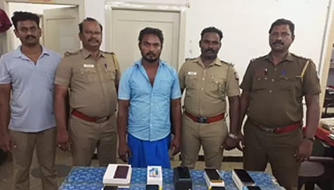 செல்போன் திருடி கைதான வாலிபரை படத்தில் காணலாம்.