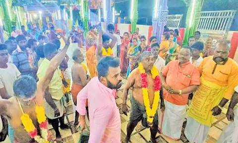 அச்சுதடிமாட சுவாமி கோவில் கொடை விழாவை முன்னிட்டு சுவாமி யாடிகள் தாமிரபரணி ஆற்றில் இருந்து தீர்த்தம் எடுத்து வந்த காட்சி.