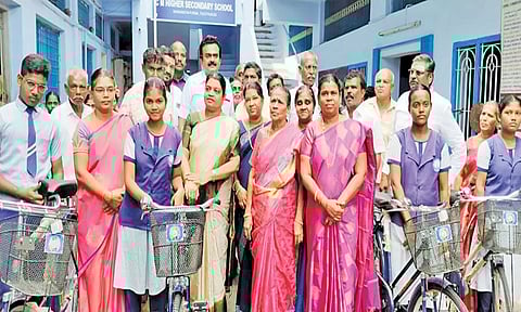 மாணவிகளுக்கு இலவச சைக்கிளை அமைச்சர் கீதாஜீவன் வழங்கிய போது எடுத்தபடம்.