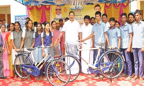 மாணவர்களுக்கு விலையில்லா சைக்கிள்களை அமைச்சர் ஆர்.காந்தி வழங்கிய போது எடுத்த படம்.