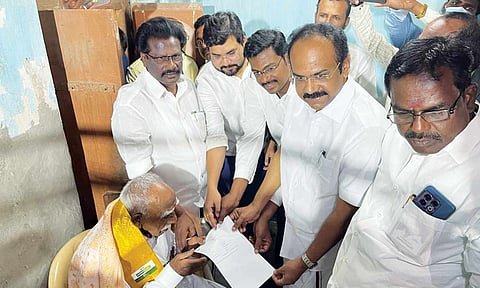 ஓய்வூதிய வாழ்நாள் சான்றிதழை அமைச்சர் தங்கம் தென்னரசு, முதியவரிடம் வழங்கினார்.