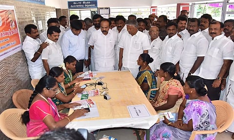 பாளையஞ்செட்டிகுளத்தில் கலைஞர் மகளிர் உரிமைத்தொகை திட்ட விண்ணப்பங்கள் பதிவு செய்யும் பணியை அமைச்சர் தங்கம் தென்னரசு ஆய்வு செய்த போது எடுத்தபடம்.&nbsp;&nbsp;