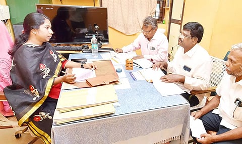 காவேரிப்பட்டணம் தேர்வு நிலை பேரூராட்சியில் நடைபெற்று வரும் வளர்ச்சி திட்ட பணிகளை கலெக்டர் சரயு நேரில் பார்வையிட்டு ஆய்வு மேற்கொண்டார். அருகில் பேரூராட்சி செயல் அலுவலர் சாம் கிங்ஸ்டன், உதவி பொறியாளர் சுப்பிரமணி ஆகியோர் உள்ளனர்.