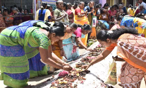 கள்ளுக்கடை மேடு பத்ரகாளியம்மன் கோவிலில் விளக்கு தீபம் ஏற்றி வழிபாடு செய்த பெண்கள்.