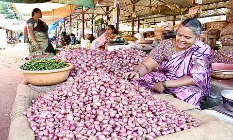 ஈரோடு வ.உ.சி. மார்க்கெட்டில் காய்கறிகள் விலை சரிவு