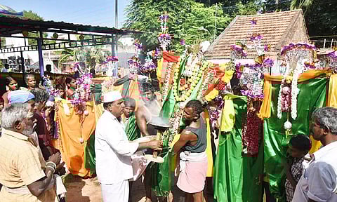 பஞ்சா கரகம் என்று அழைக்கப்படும் அல்லா சாமிக்கு எலுமிச்சம் மாலை அணிவிக்கப்பட்டு தீ மிதிக்கும் இடத்திற்கு தாரை தப்பட்டை முழங்க ஊர்வலமாக கொண்டுவரப்பட்டதை காணலாம்
