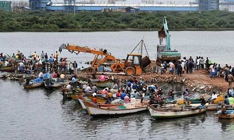 கொசஸ்தலை ஆற்றில் மின் கோபுரம் அமைக்க எதிர்ப்பு- மின்சாரத்தை வெளியே கொண்டு வருவதில் சிக்கல்