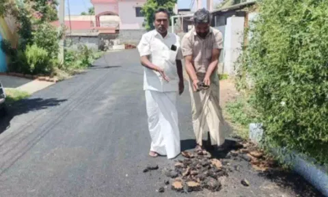 தரமற்ற தார்சாலையை படத்தில் காணலாம்.