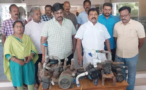 பறிமுதல் செய்யப்பட்ட மின்மோட்டார்களுடன் நகராட்சி தலைவர் முத்துத்துரை மற்றும் அதிகாரிகள்.