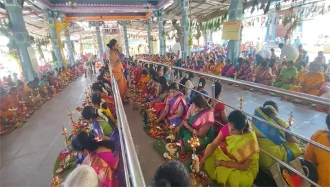 பெரிய மாரியம்மன் கோவிலில் திருவிளக்கு பூஜை