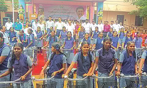 நந்திவரம் கூடுவாஞ்சேரி அரசு மகளிர் பள்ளி மாணவிகளுக்கு இலவச சைக்கிள்- அமைச்சர் தா.மோ.அன்பரசன் வழங்கினார்
