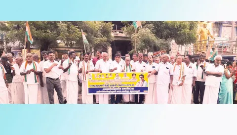 மணிப்பூர் கலவரத்தை கண்டித்து காங்கிரசார் மெழுகுவர்த்தி ஏந்தி ஆர்ப்பாட்டம்