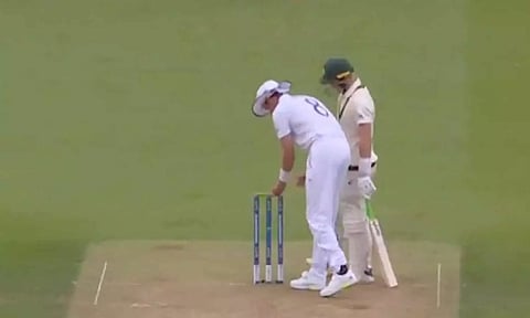 பிராட் மந்திரம் தந்திரம் செய்திருப்பாரோ...!!! பெய்ல்ஸை தொட்டதும் லபுசேன் அவுட்- வைரலாகும் வீடியோ