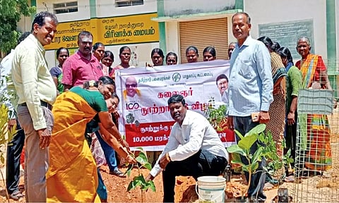 மரக்கன்றுகள் நடும் பணியில் ஈடுபட்டவர்களை படத்தில் காணலாம்.