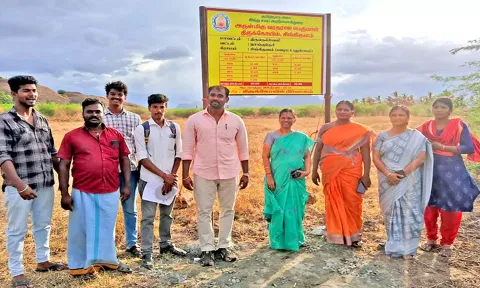 சிங்கிகுளத்தில் மீட்கப்பட்ட இடத்தின் முன்பு அறநிலையத்துறை அதிகாரிகள்.