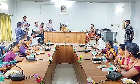 சீர்காழியில் ஒன்றியக்குழு கூட்டம் நடந்தது.