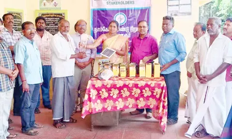 சாலையோர வியாபாரிகளுக்கு சோலார் மின்சாதனம் வழங்கப்பட்டது.
