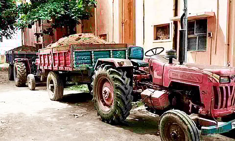 மண் கடத்திய டிராக்டர் பறிமுதல்